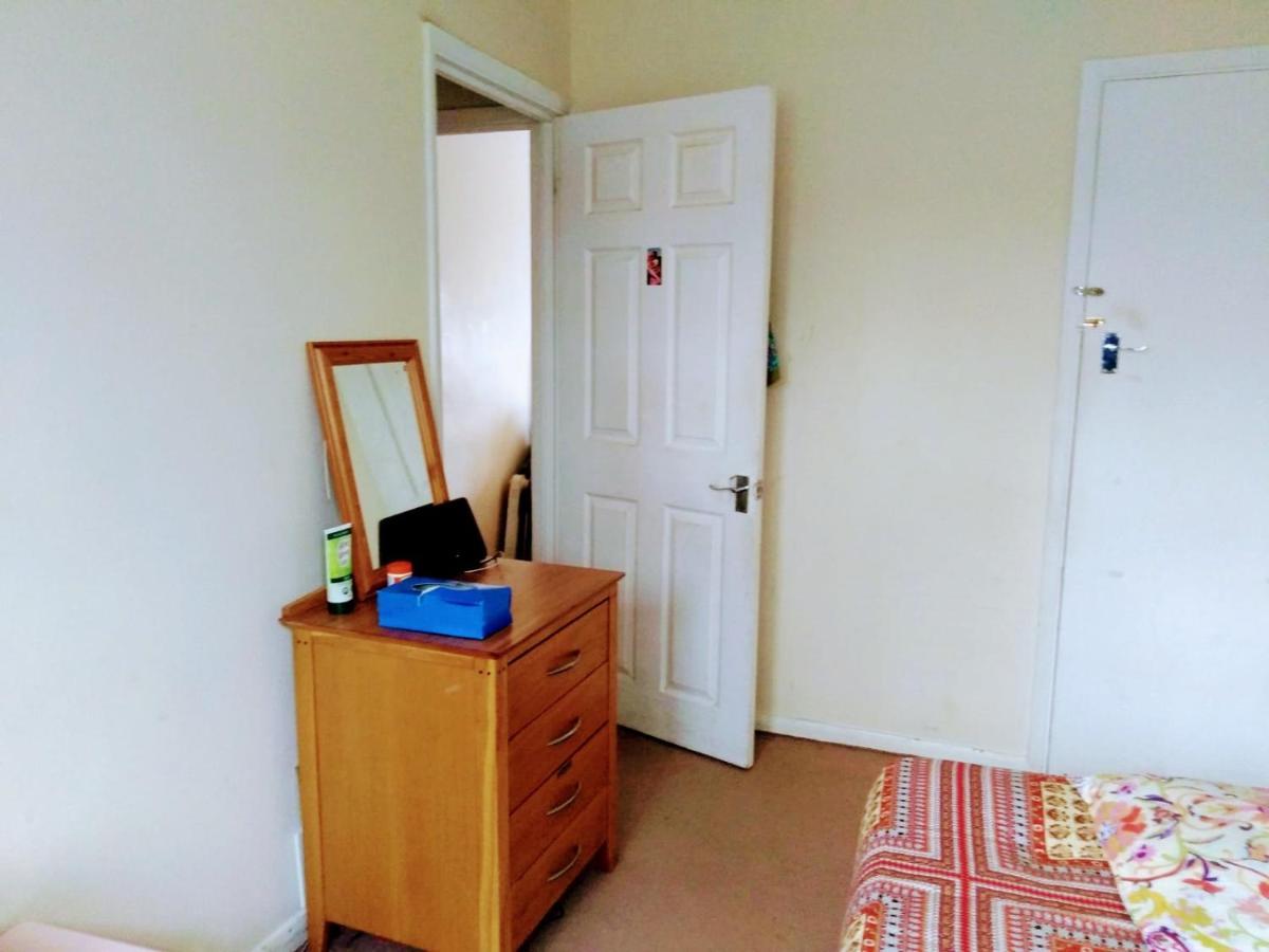 Comfortable Double Bedroom In London Hornchurch Εξωτερικό φωτογραφία