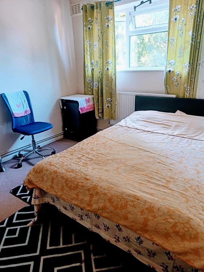 Comfortable Double Bedroom In London Hornchurch Εξωτερικό φωτογραφία